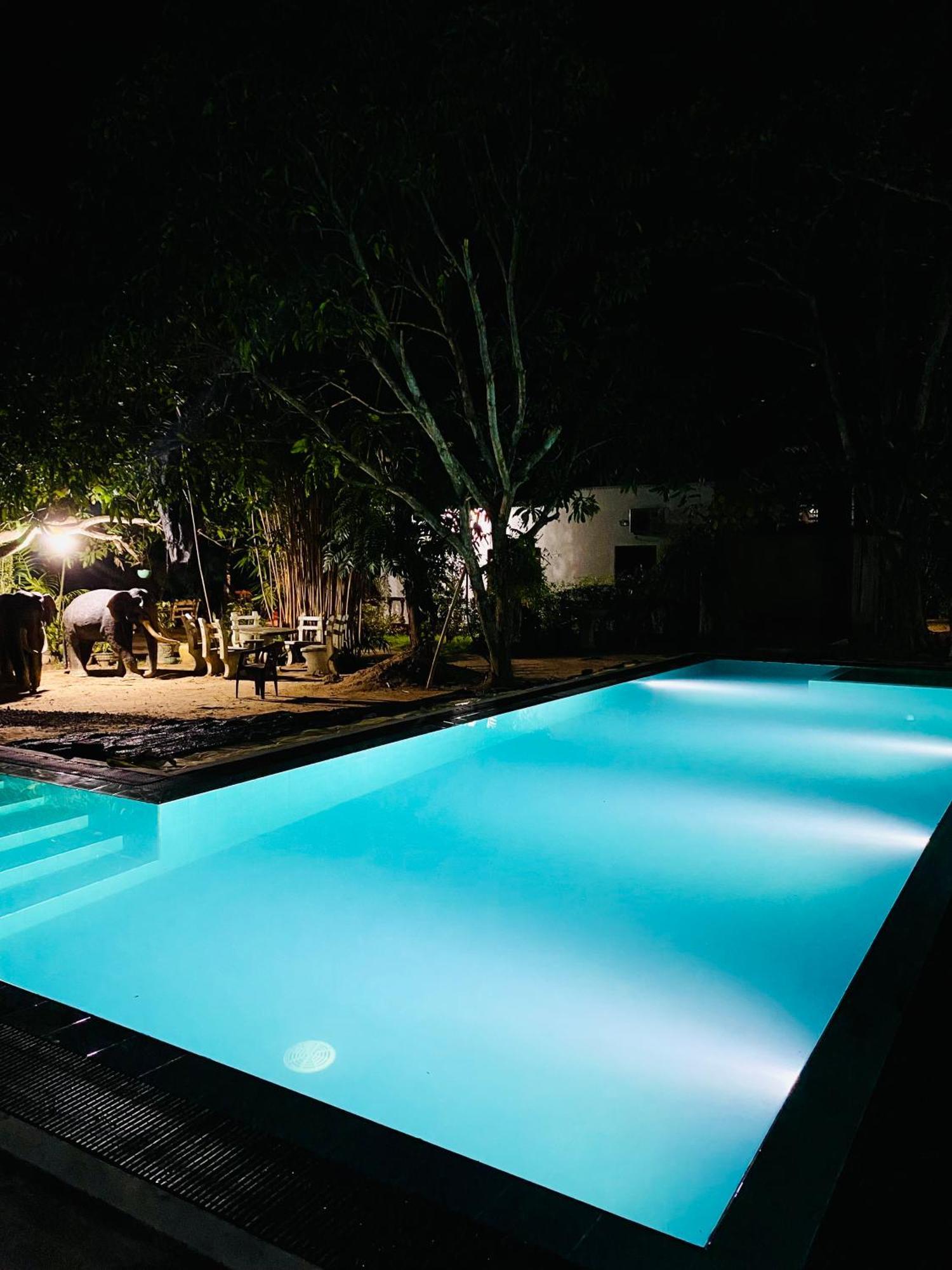 Rathnapriya Oasis 호텔 암파라 외부 사진